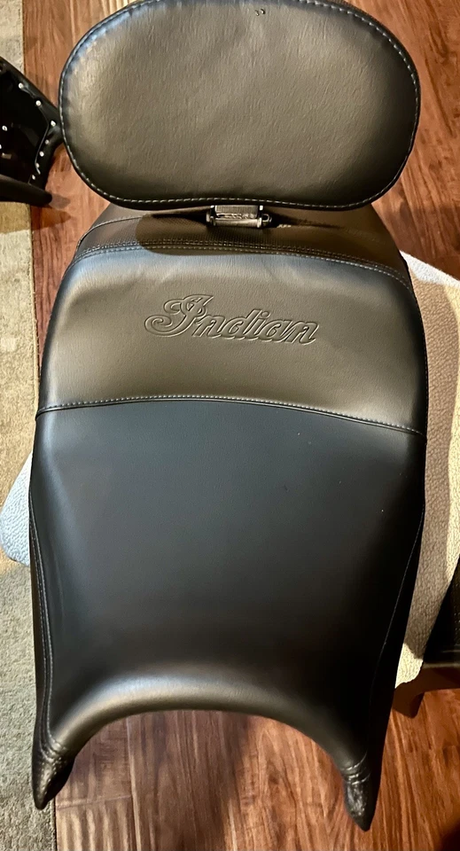 Asiento Indian Challenger-Pursuit Stock con respaldo para conductor Foto 3 de 4
