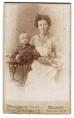 Photograph Samsons & Co., Bremen, mother with her child in studio, mother happiness 