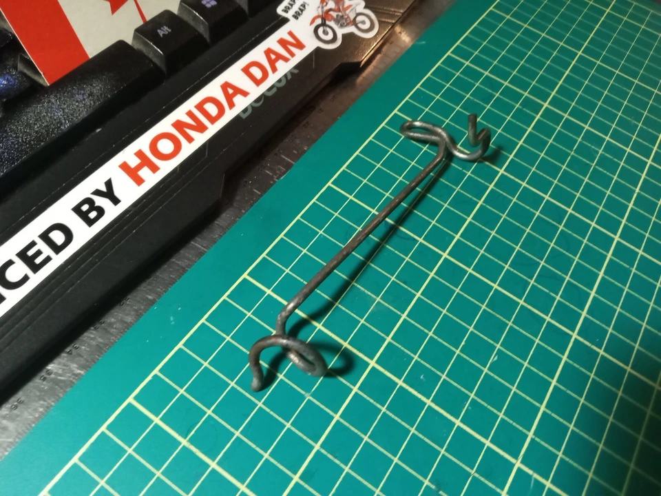 Honda XL350R XL600R Spedo Cable Guide 45466-MG2-000 Used Fits 83-1987 350-600cc - Image 4 of 4