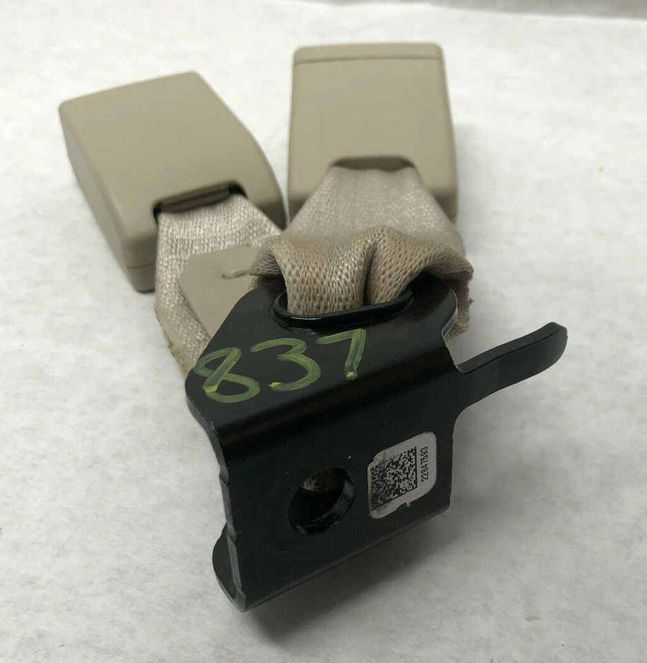 14-16 CADILLAC XTS/BUICK LACROSSE REAR RIGHT SIDE SEAT BELT BUCKLE OEM 2459362 - Image 2 of 4