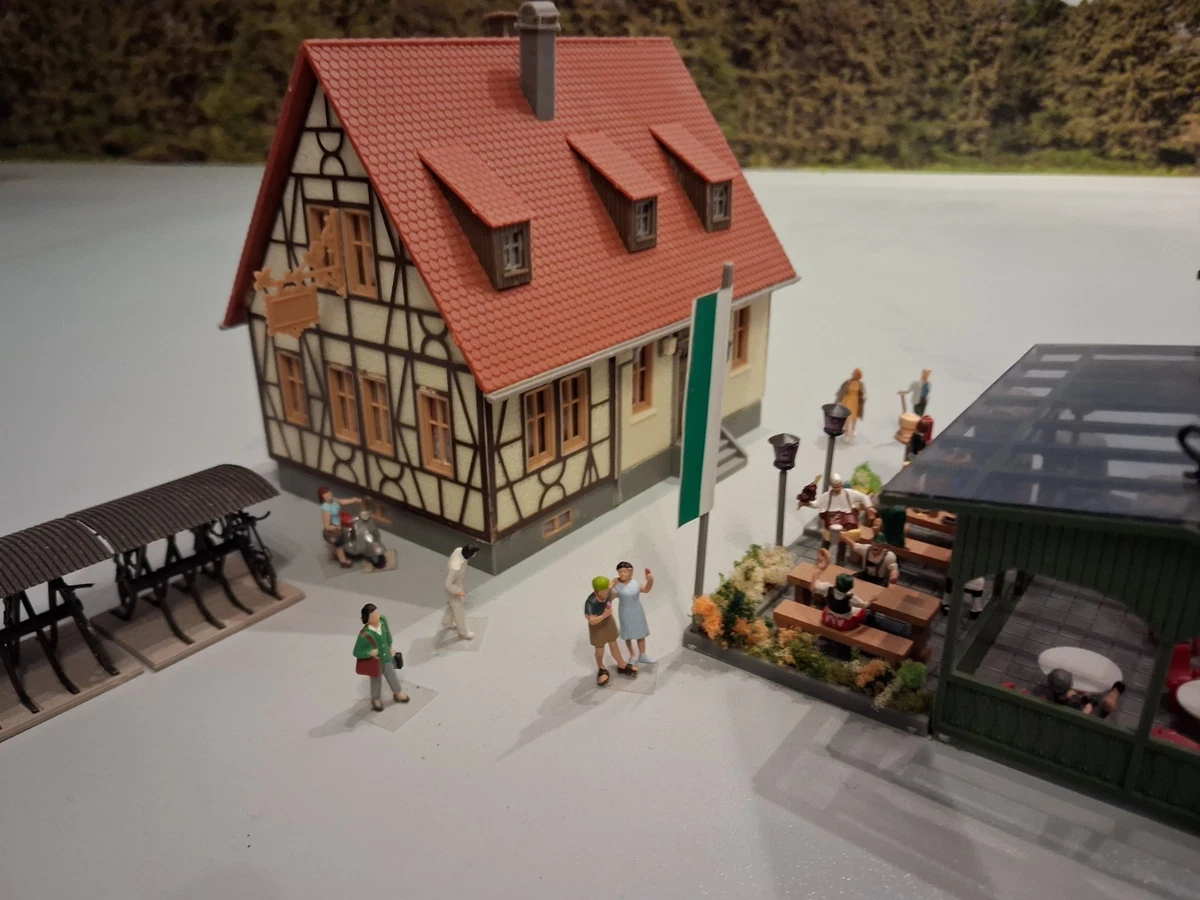 Faller H0 131246 Wirtshaus Biergarten Maibaum 23 Figuren Fertigmodelle 1:87