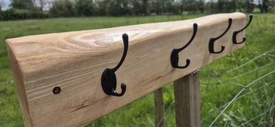 Massiver Live Edge Kleiderhaken Aufhänger. Rustikal. Unikat. weißes Eichenholz