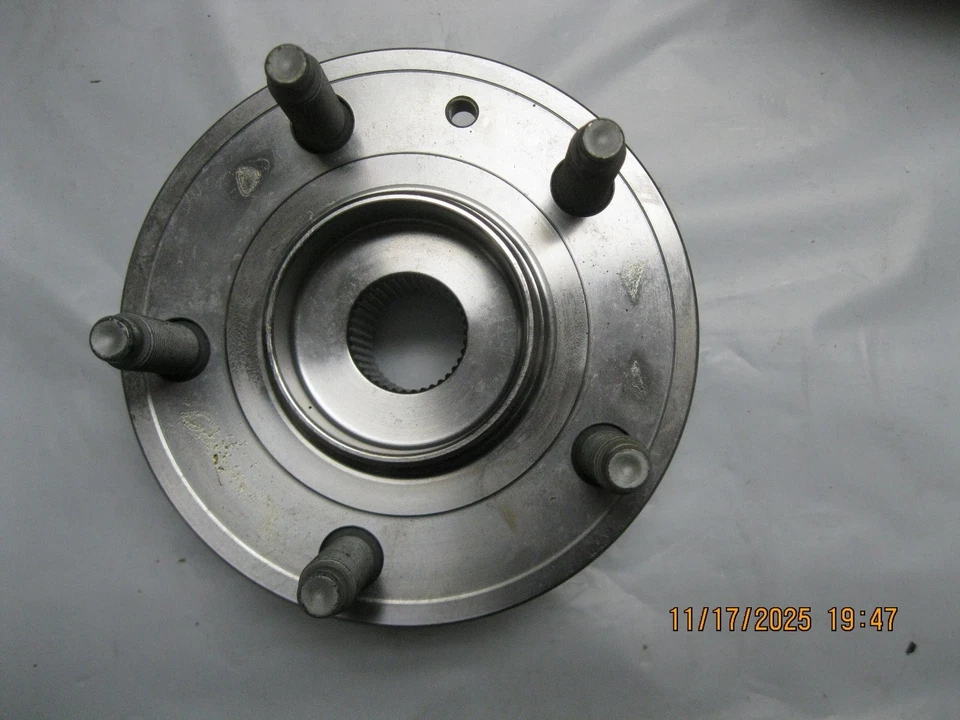 Wheel Hub Motorcraft HUB-68 8F9Z-1104-C Foto 2 de 4