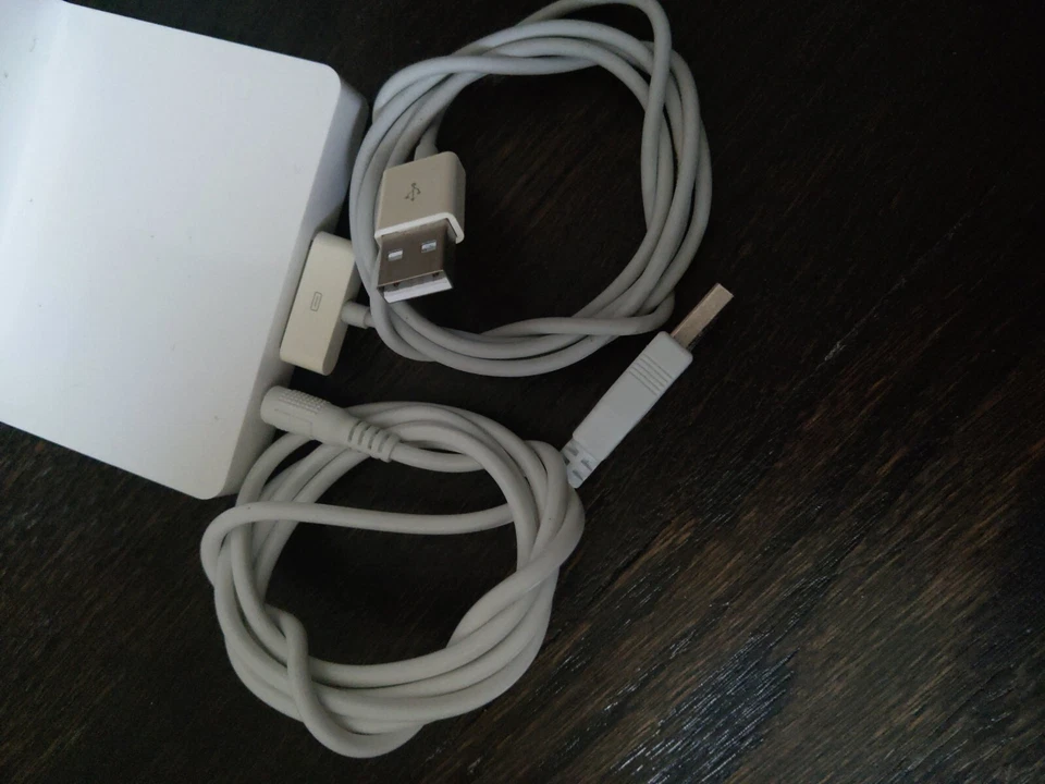 Apple IPAD 2/3 Docking Station Charger Model # A1381 - Image 3 of 4