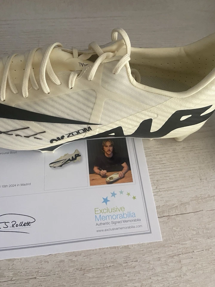 Von Luka Modric signierter Fußballschuh - Bild 2 von 3