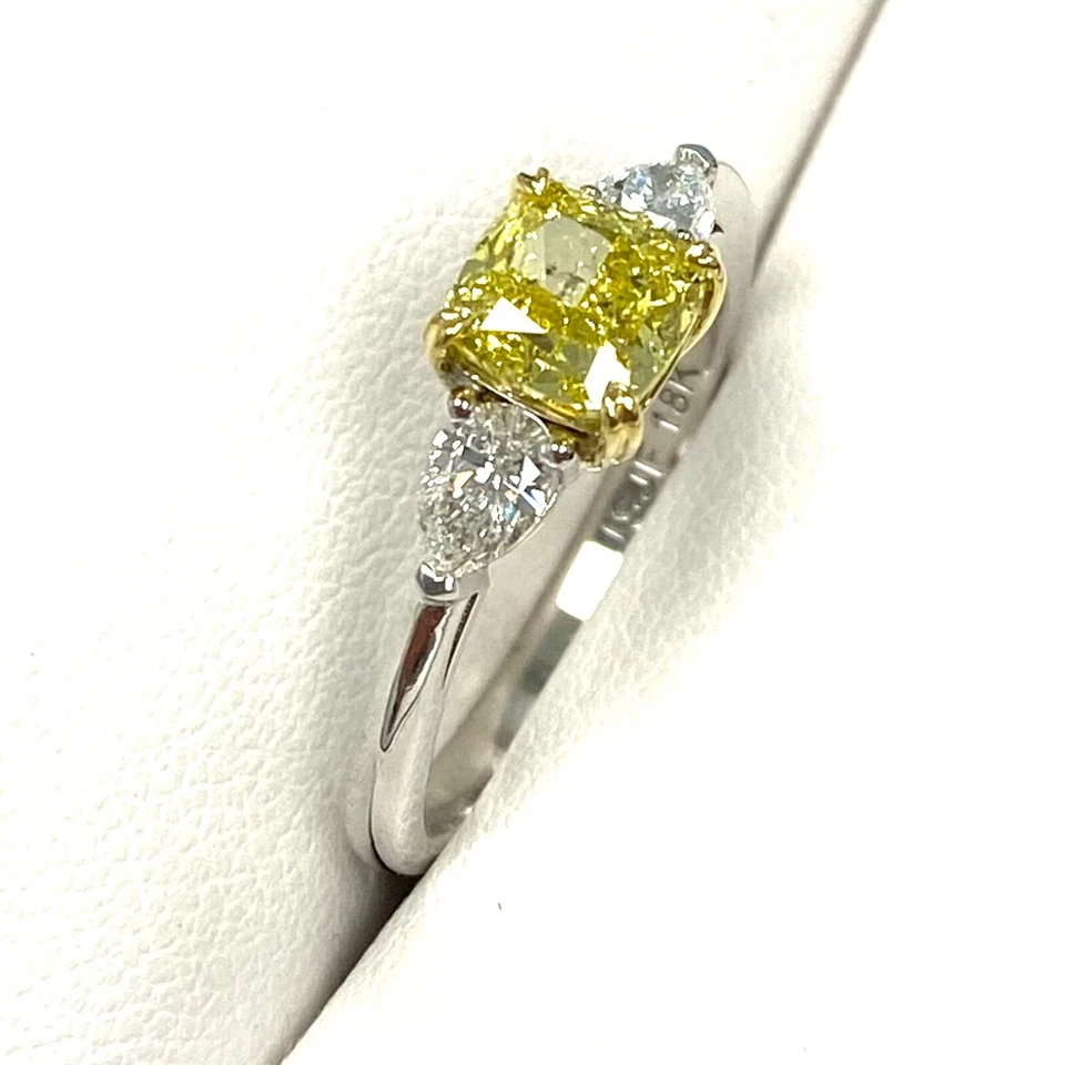 Anel de noivado de ouro branco 18k com diamante amarelo intenso extravagante 3 pedras GIA 1,41 TCW - Imagem 2 de 4