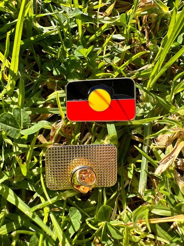 1 Aboriginal Flag Metal Badge Pin Brooch Indigenous Red Black Yellow Gold Back - Picture 2 of 4