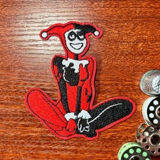Harley Quinn Patch Rosso Nero Abito Giullare Cartone Animato Ricamato Ferro su 3,25x3,25