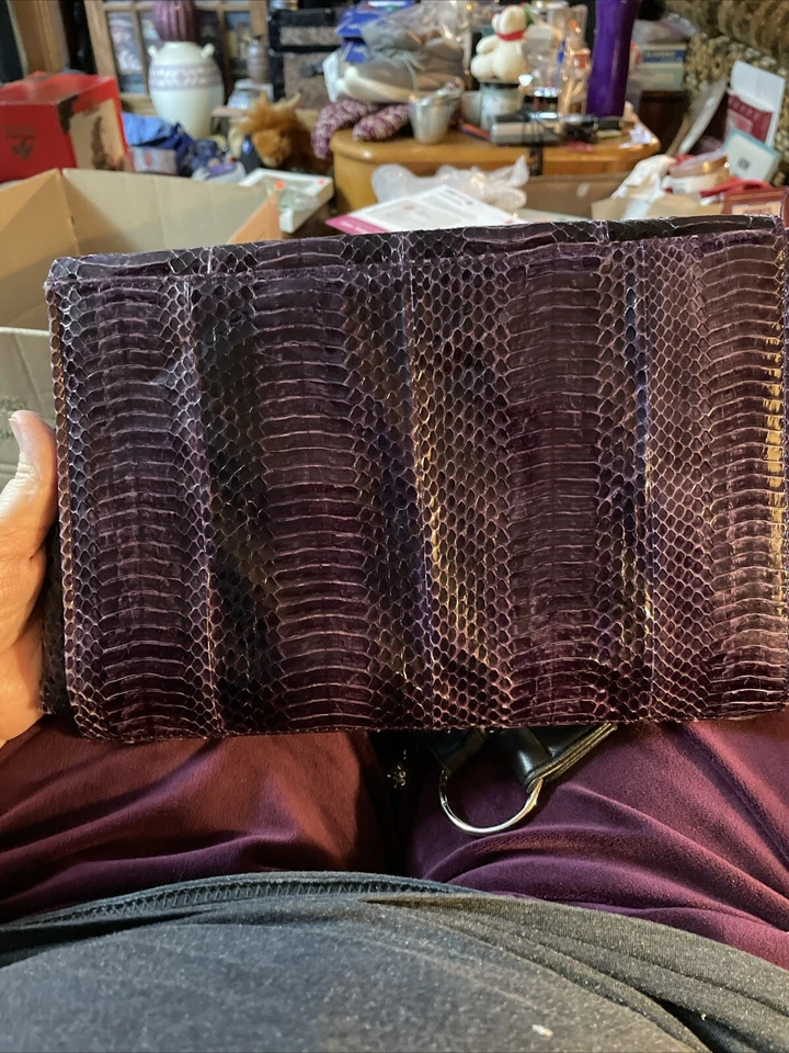 Sobre de hombro J Renee de cuero genuino púrpura de piel de serpiente de colección de los años 80 con solapa superior  Foto 4 de 4