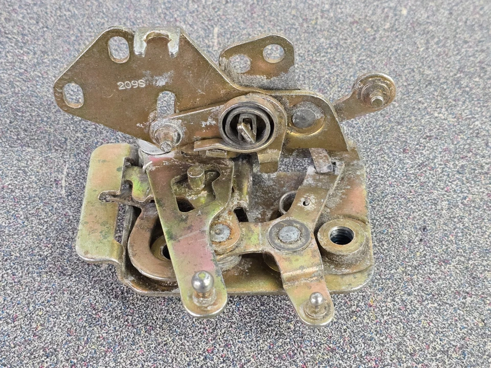 VERY NICE USED ORIGINAL PORSCHE 924 944 928 DRIVERS DOOR LATCH ASSEMBLY - Image 4 of 4