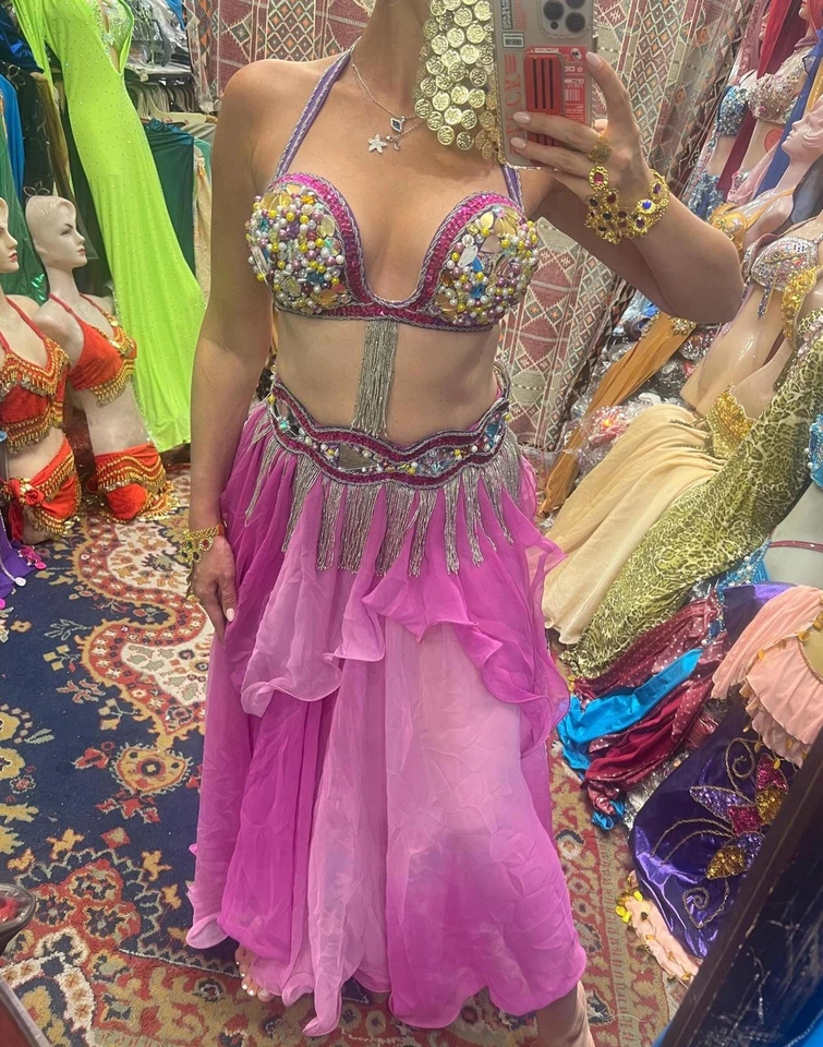 Disfraz de danza del vientre de cristal hecho a mano: traje de festival rojo y dorado Foto 2 de 4