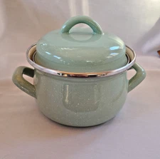 Crofton 1 Quart Enamelware Cooking Pot/Saucepan