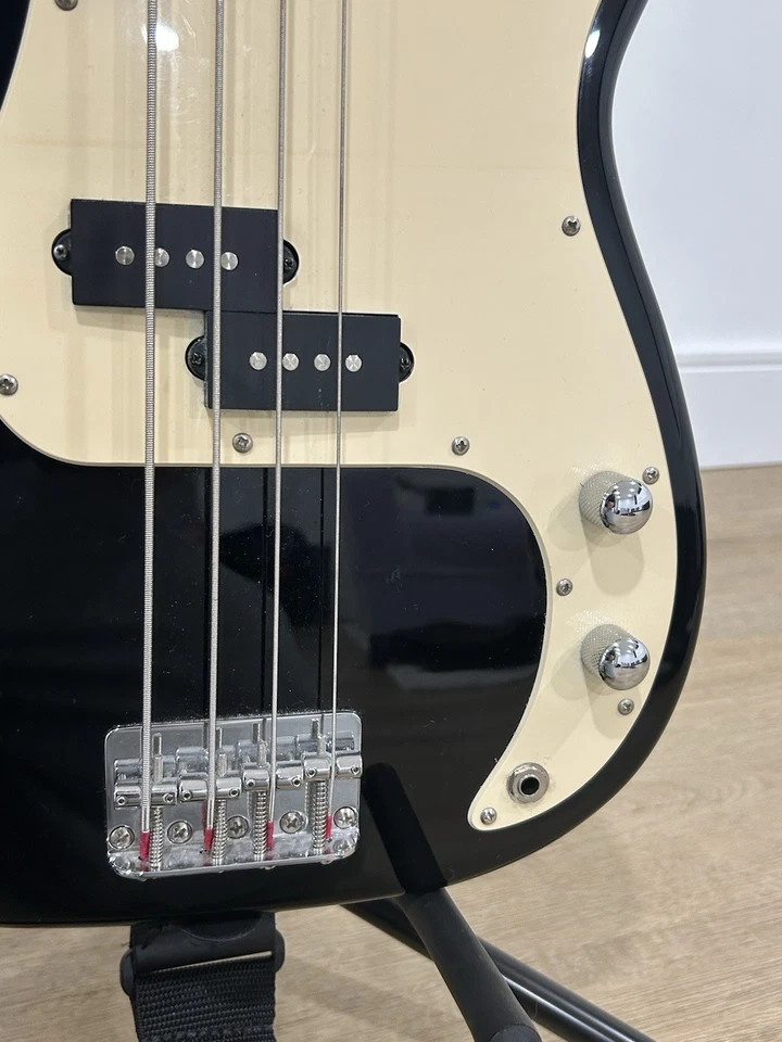 Bajo Squier Fender Affinity Precision 1999 - 2012 - negro con estuche y extras Foto 3 de 4