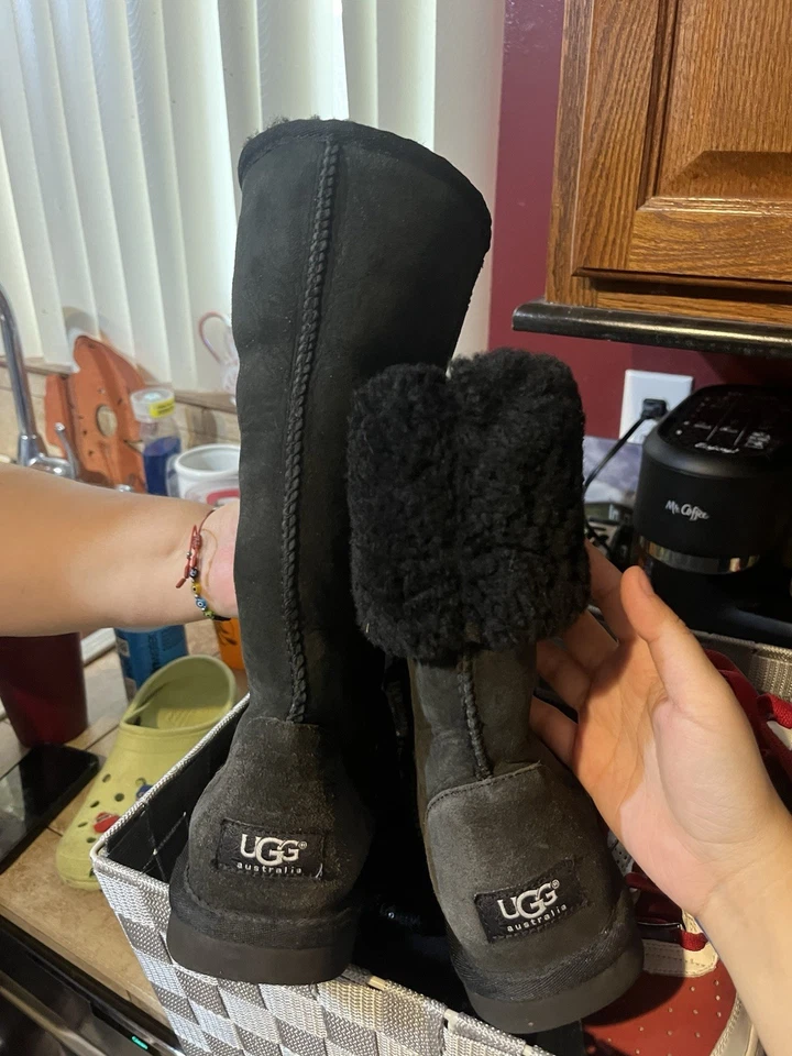 UGG CLASSIC TALL II BLACK WOMAN’S BOOTS AUTHENTIC SIZE 8 - Image 4 of 4