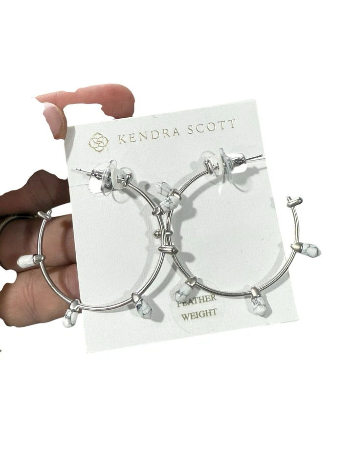 Pendientes de aro Kendra Scott Freida chapados en rodio en howlita blanca $88 Foto 3 de 4