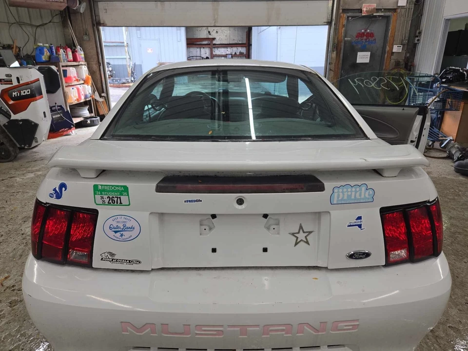 Used Deck Lid fits: 2003 Ford Mustang w/spoiler Base V6 Grade A Foto 2 de 4