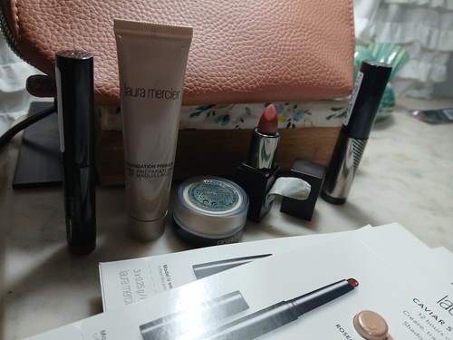 Lotto da viaggio Laura Mercier con borsa: polvere, mascara caviale, primer fondotinta 2 labbra - Foto 2 di 3