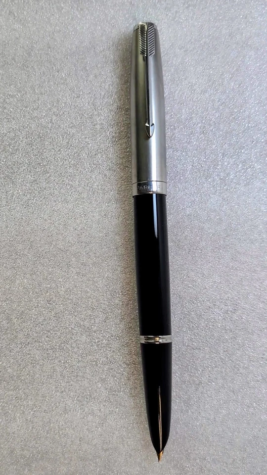Parker 51 Vacumatic 1948, tapa Lustraloy, plumín fino 14K, resina negra, restaurada Foto 3 de 4