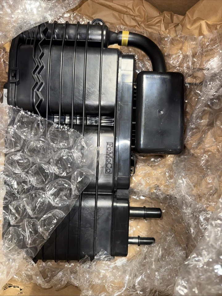 OEM Motorcraft Fuel Vapor Canister CX-2365 Ford 9E5Z-9D653-C - Image 3 of 4