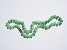 A BEAUTIFUL CHINESE JADEITE JADE BEAD NECKLACE