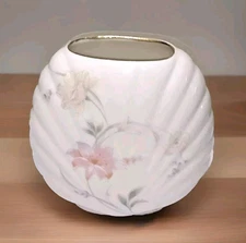 Fine China Bud Vase Shell Shaped Floral Flowers Gold Rim Japan 4.5" Holder