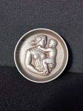 Médaillon en fonte, provenant d'un ancien poêle à bois norvégien.