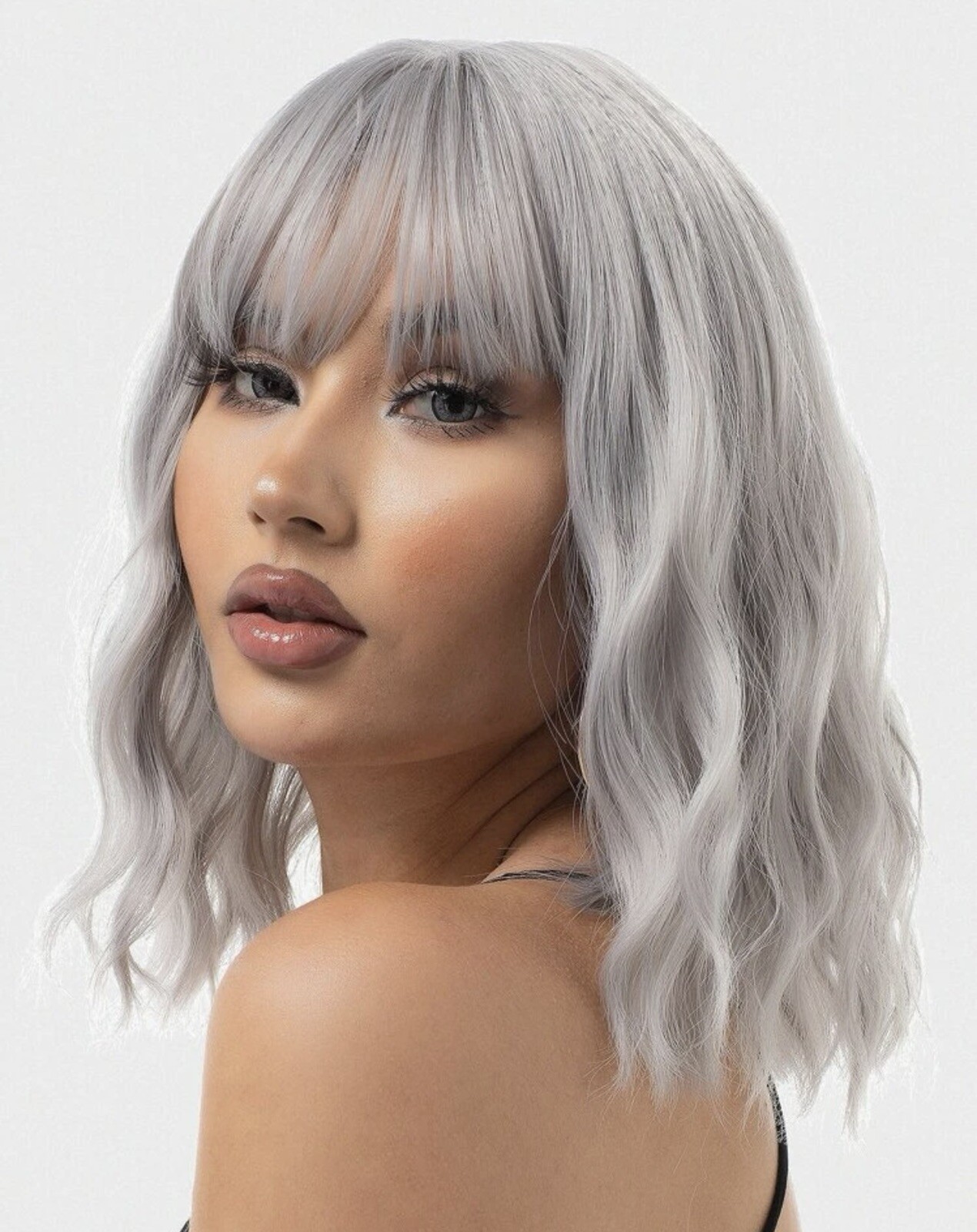 Perruque synthétique grise avec frange cheveux courts ondulés modèle Alix