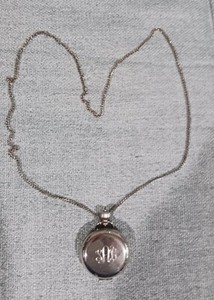 ESTEE LAUDER POWDER NECKLACE