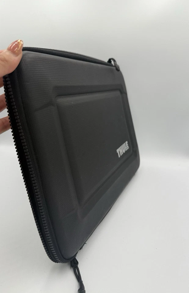 Thule Guantlet Laptop Case - Image 3 of 4