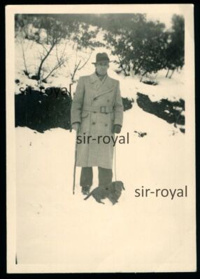 Mann mit Dackel im Schnee - 1930er Jahre - Hund Teckel Dachshund - Foto 6x9cm