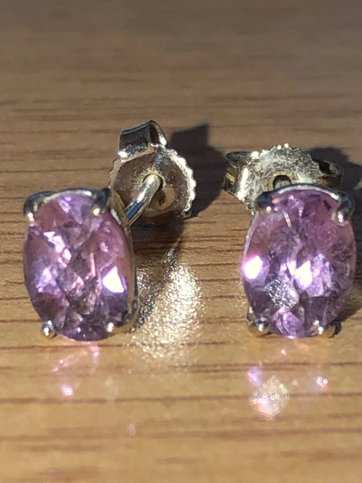 Aretes vintage de oro blanco de 9 quilates con sello y amatista solitaria Foto 2 de 4