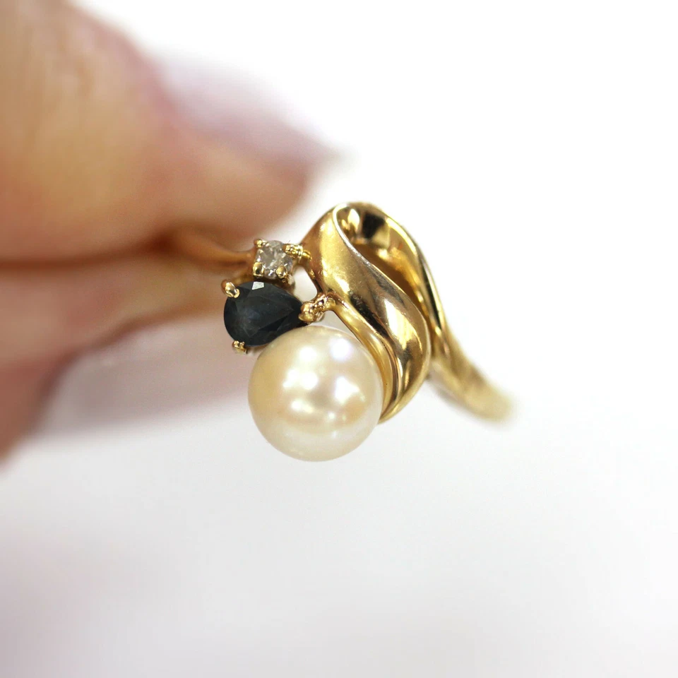 Anillo de compromiso de oro amarillo sólido de 14 k con diamantes y perlas blancas de agua dulce y zafiros Foto 2 de 4