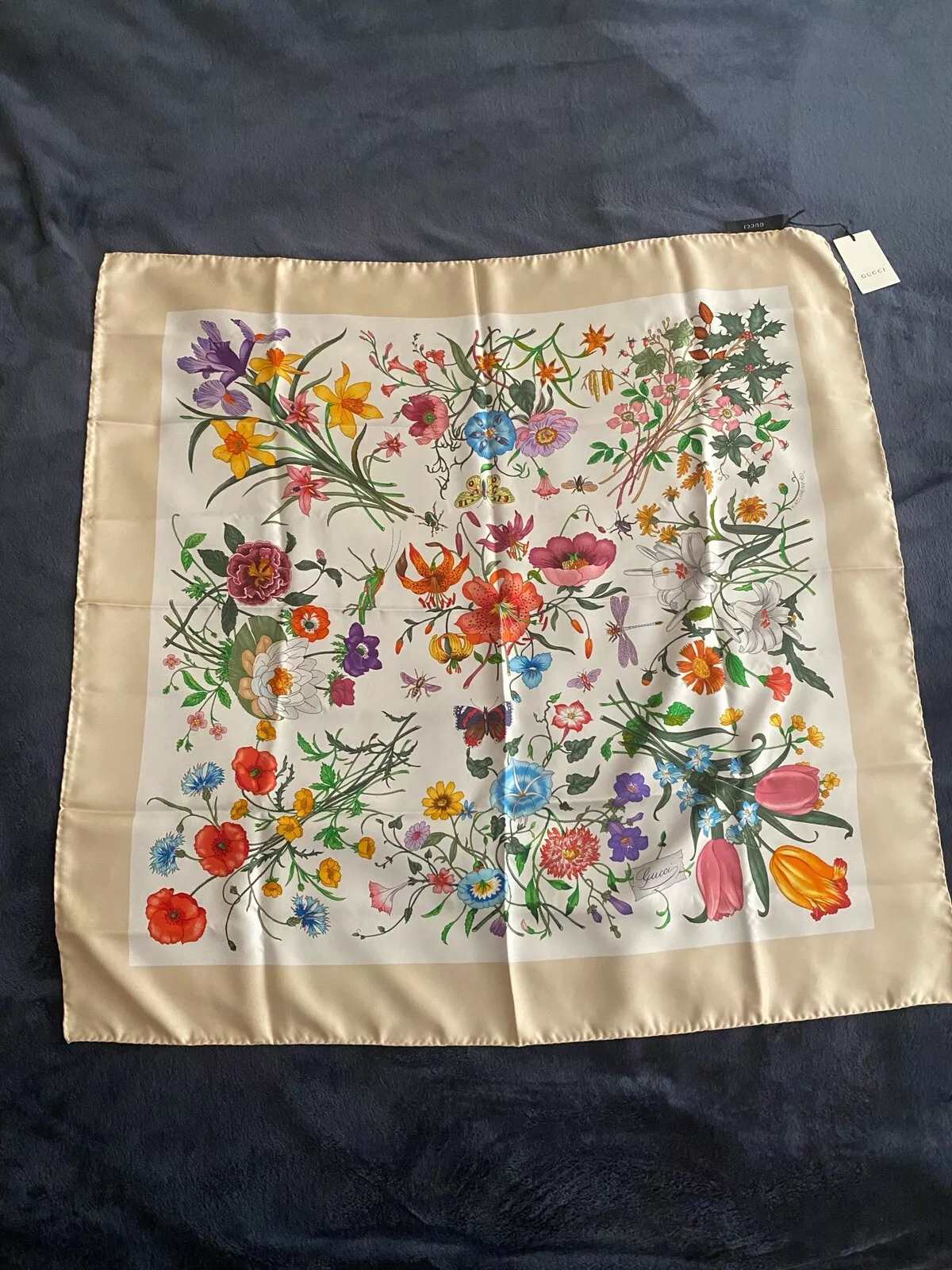 Foulard en soie florale Gucci bordure beige, neuf avec étiquettes, 34 x 34, (origine )