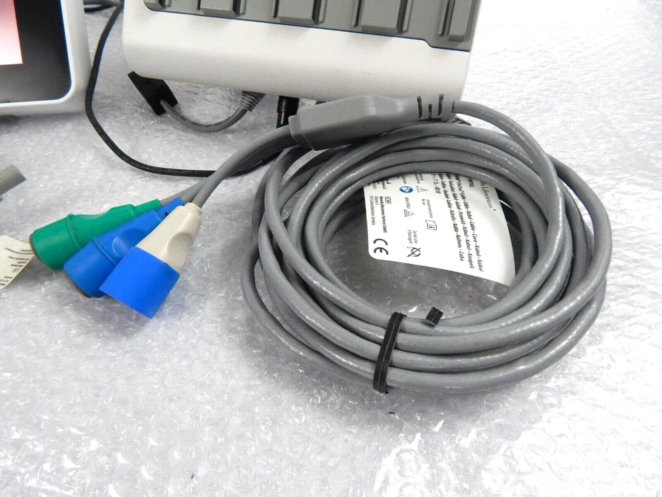 SISTEMA DE MONITORIZACIÓN HEMODINÁMICA EDWARDS LIFESCIENCES EV1000 CON CABLES Y MANUALES Foto 4 de 4