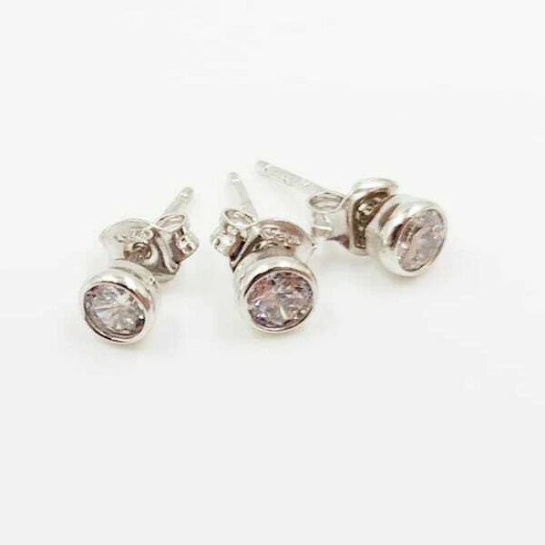 ORECCHINI PUNTI LUCE SOLITARIO 4 MILLIMETRI IN ARGENTO 925 RODIATO IN ORO BIANCO - Immagine 4 di 4