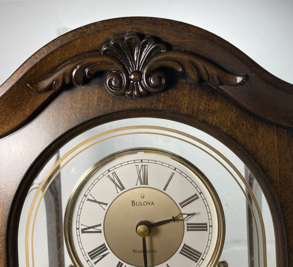 Reloj de péndulo giratorio Bulova B1845 Durant madera de nogal y vidrio, marrón Foto 4 de 4