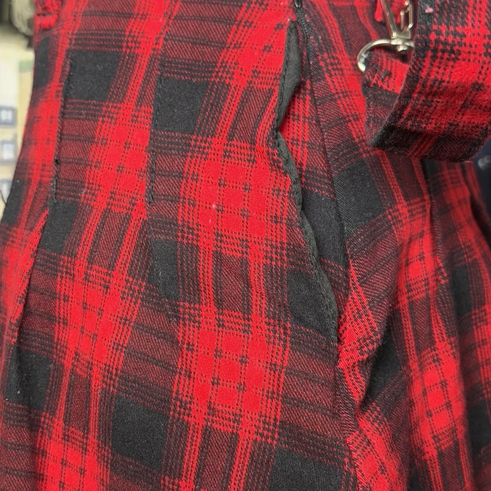 Falda con tirantes a cuadros roja y negra Foto 4 de 4