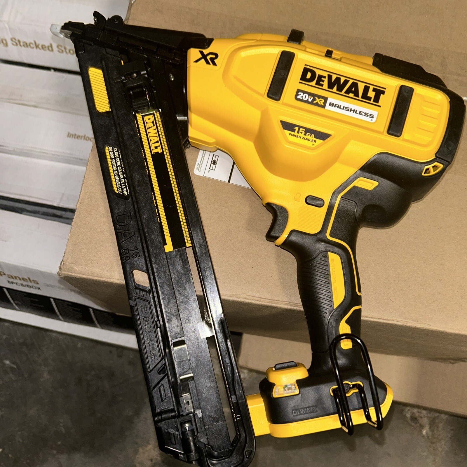 DEWALT (DCN650) 20V MAX XR 15GA CORDLESS ANGLED FINISH NAILER [TOOL