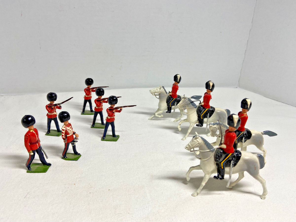 10) Vintage BRITAINS LTD Royal Guards Toy Soldiers On Horseback