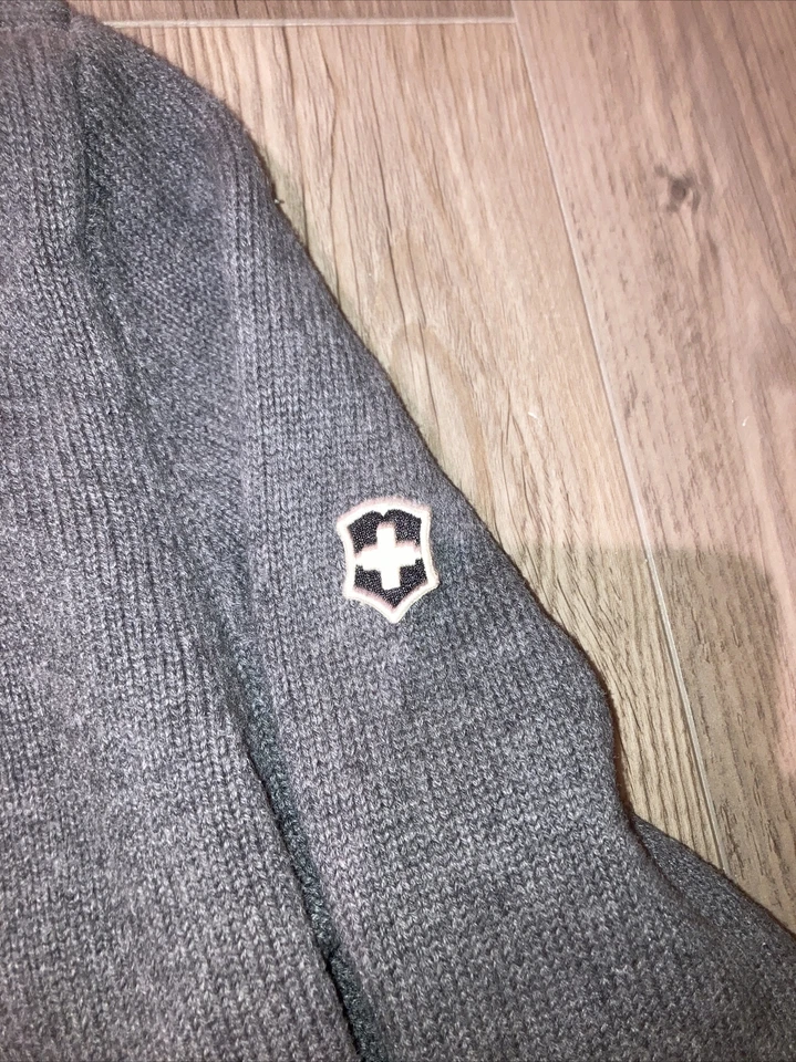 Suéter Victorinox Para Hombre Extra Grande XL Gris Acanalado Cruz Ejército Suizo Tejido De Colección Foto 4 de 4