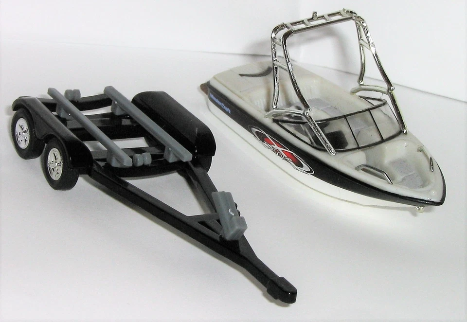 BARCO DE ESQUI E REBOQUE TANDEM REPARADO AO AR LIVRE ESPORTISTA/MASTERCRAFT X-Star em escala 1/64 - Imagem 3 de 4