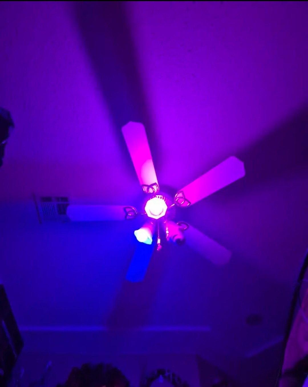 Rgb Color Changing E26 9w 800lm App Control