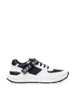 Burberry Sneaker aus weißem Leder und schwarzen technischen Stoffdetails. Schnürsenkel...