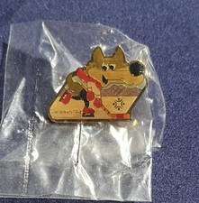 1984 SARAJEVO OLYMPIC GAMES MASCOT VUCKO THE WOLF ICE HOCKEY PIN BADGE/VINTAGE