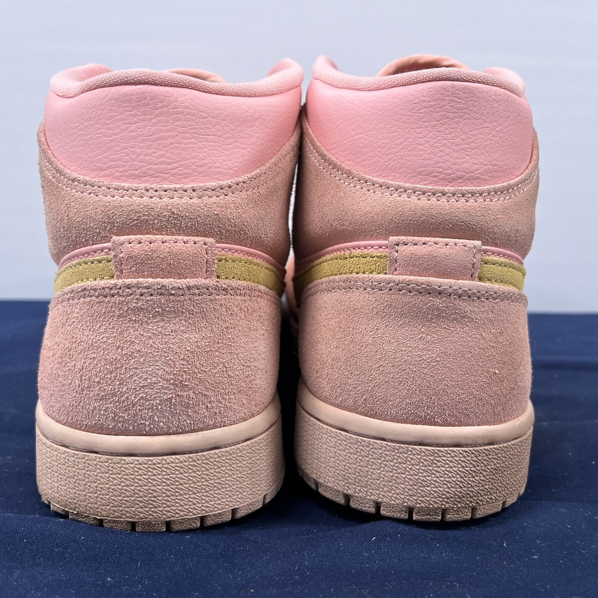 AIR JORDAN 1 MID CORAL GOLD 2019 - SIZE 9 It main image 2