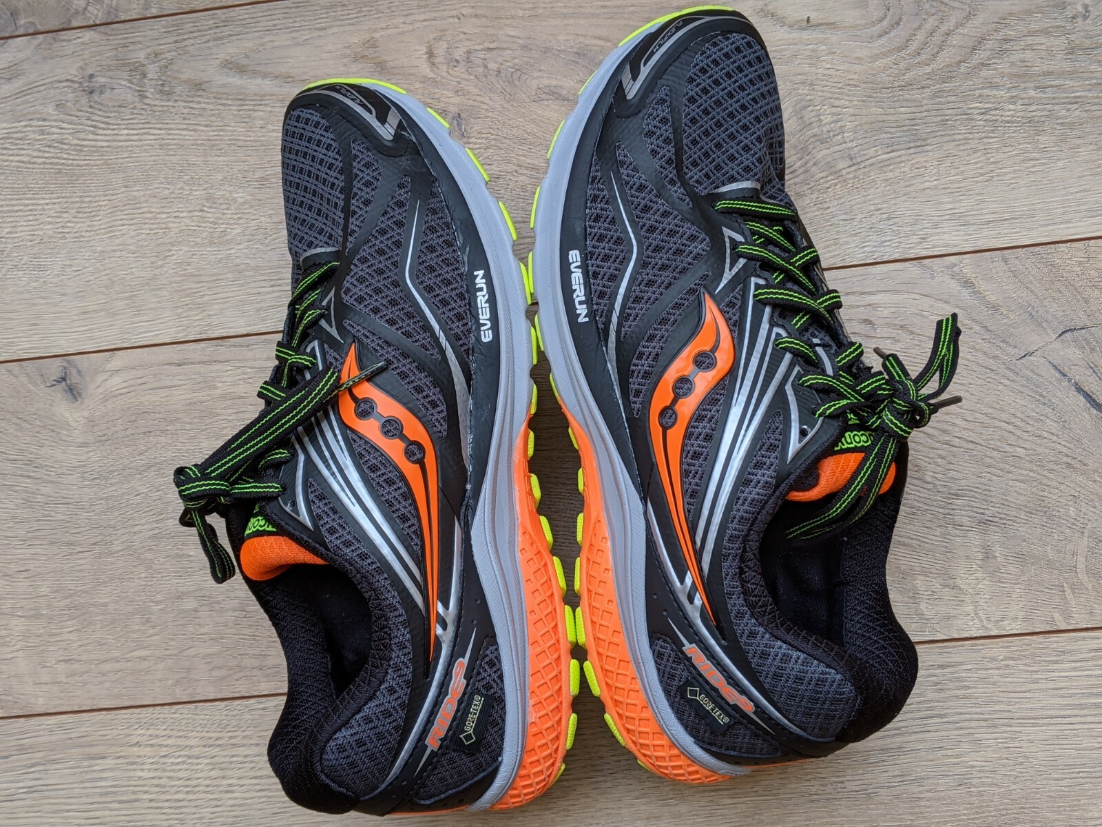 saucony gore tex trainers