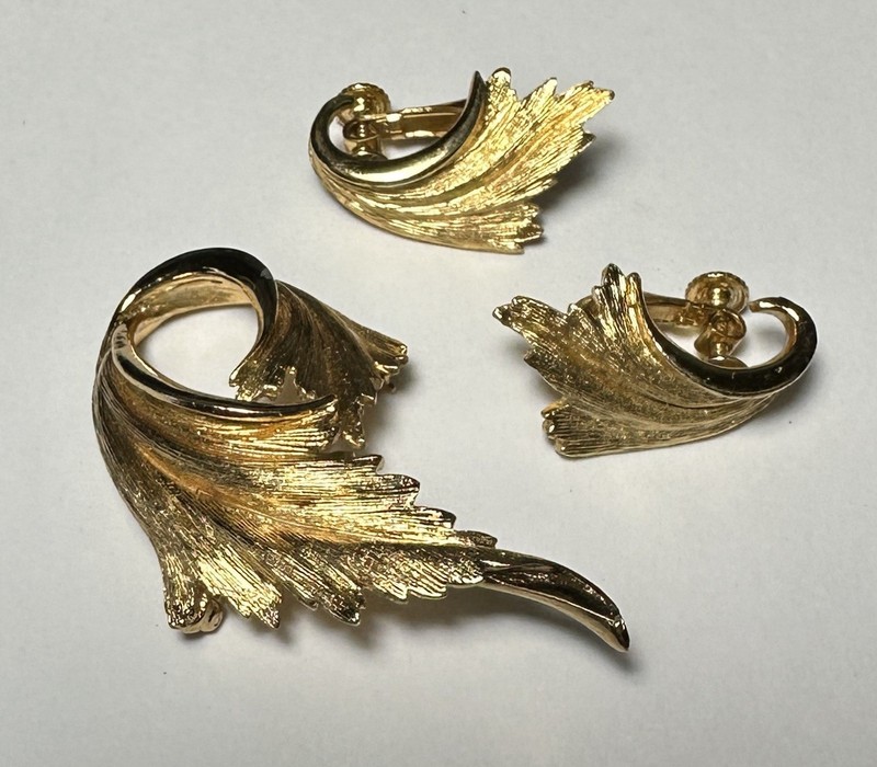 Napier Golden Leaf Pin & Earrings, 1970, Gold Plate