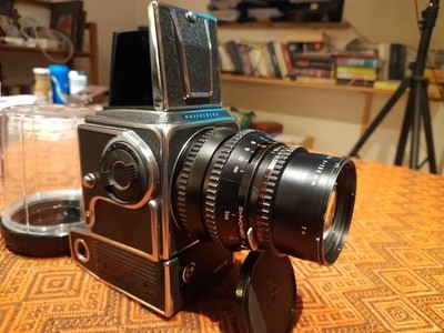 Hasselblad 500 EL/M + Zubehör, Objektiv und Lichtschachtsucher   Funktioniert