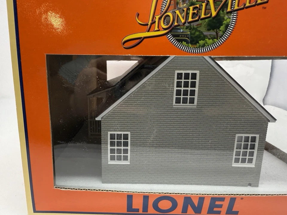 Lionel 6-34113 Lionelville O Scale Large Suburban House II Gray Lighted NIB NOS - Image 3 of 4