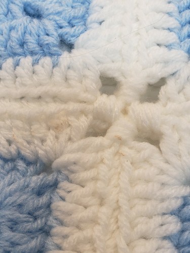 Schöne handgefertigte gehäkelte blau-weiße quadratische Oma-Decke Baby - Bild 5 von 6